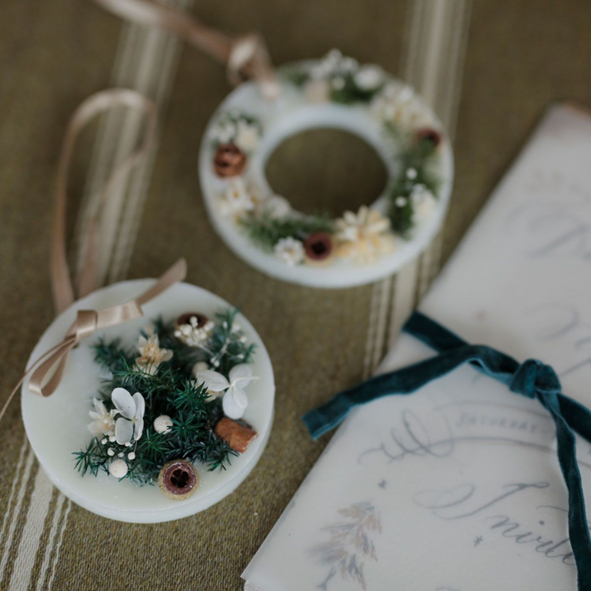 CraftieHome/クリスマス飾りのアロマワックスサシェ:スノーホワイトの輝き/C-90-SAC-00301-WT