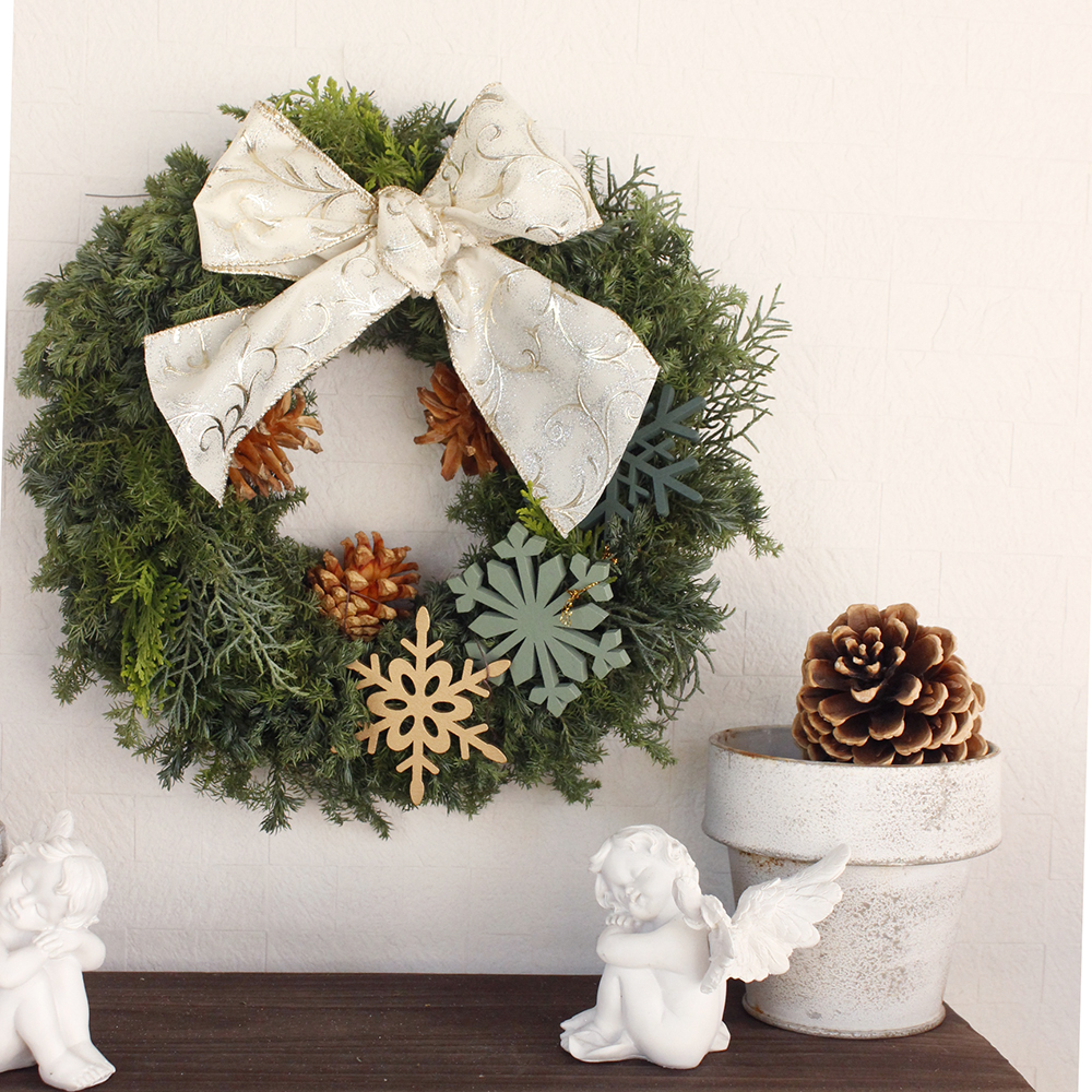 生花 飾りつけ簡単 オレゴンモミのクリスマスリースキットd オーナメント リボン白 通販 はなどんやアソシエ