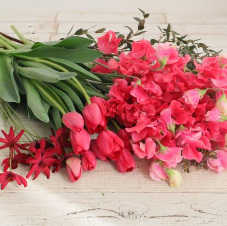 【生花】季節のフラワーセット:赤いスイトピーとチューリップの苺色ブーケ　【早締切】