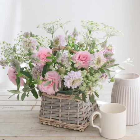 【生花】季節のフラワーセット:ピンク色の草花で春のバスケットアレンジ　【早締切】