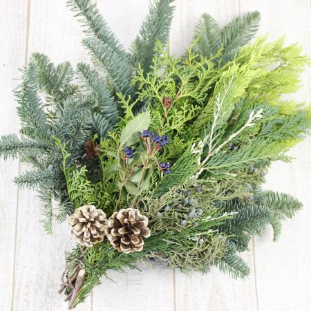 カウベルの優しい音色　コニファーと木の実のクリスマススワッグ　縦長スワッグ カウベル＆リボンのクリスマススワッグの作り方 - はなどんや