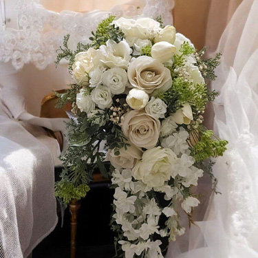 白バラのキャスケードブーケ